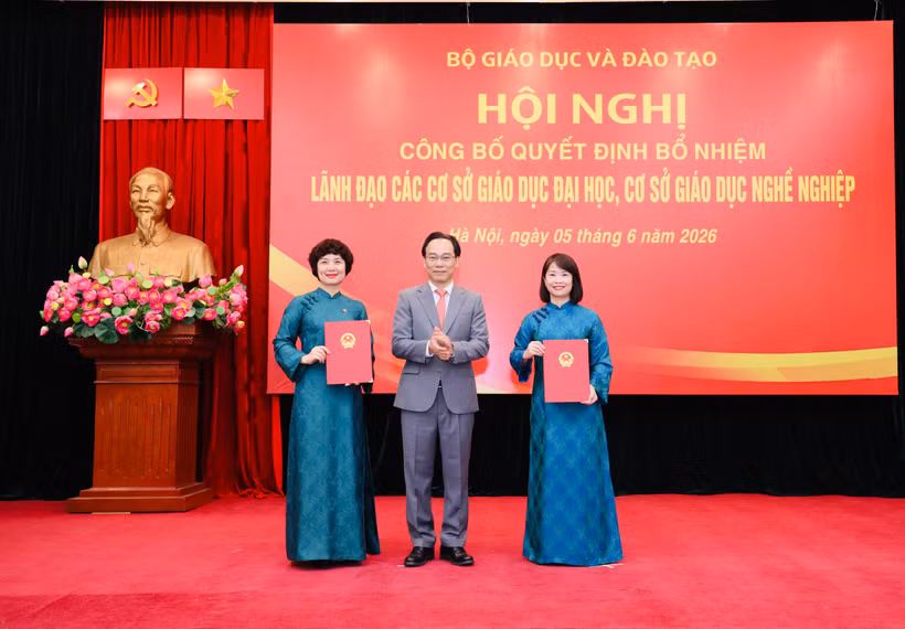Bộ trưởng Hoàng Minh Sơn trao quyết định bổ nhiệm lãnh đạo Trường Đại học Ngoại thương. (Ảnh: PV/Vietnam+)
