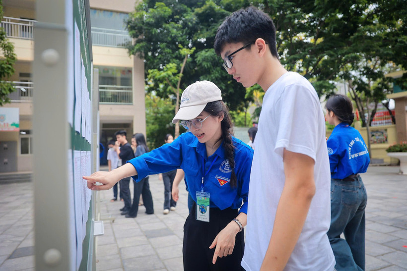 Thí sinh Hà Nội làm thủ tục dự thi vào lớp 10. (Ảnh: Hoài Nam/Vietnam+)