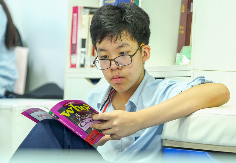 Học sinh Trường Nguyễn Siêu trong giờ đọc trên thư viện. (Ảnh: PV/Vietnam+)