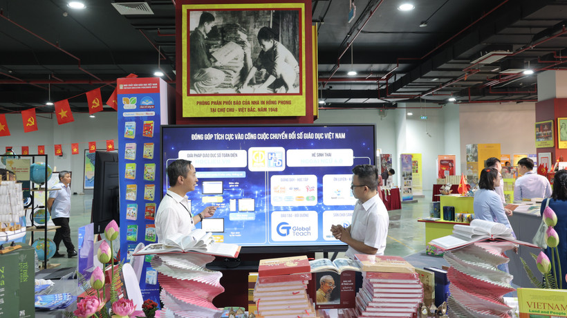 Khu trưng bày của Nhà xuất bản Giáo dục Việt Nam tại Không gian "Sáng tạo để kiến thiết" của Cục Xuất bản, In và Phát hành. (Ảnh: PV/Vietnam+)