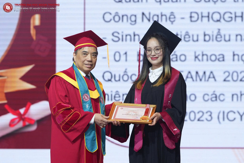 Trần Thiên Hương tại Lễ Tốt nghiệp của trường ĐH Ngoại thương năm 2025 (Ảnh: NVCC).