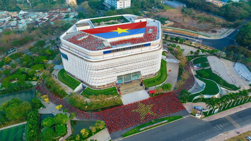 Đoàn viên, thanh niên Thành phố Hồ Chí minh xếp hình cùng lá cờ Mặt trận dân tộc Giải phóng miền Nam Việt Nam. (Ảnh: TWĐ)