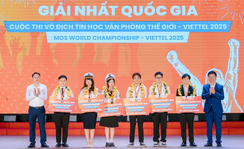  Ban tổ chức trao giải nhất cho các thí sinh. (Ảnh: PV/Vietnam+)