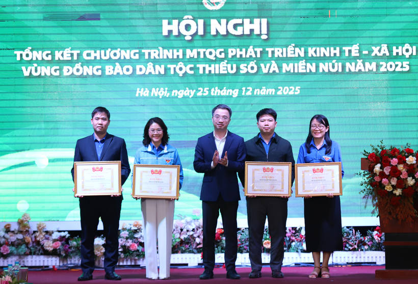 Ban tổ chức trao giải cho các nhà nông trẻ xuất sắc. (Ảnh: BTC)