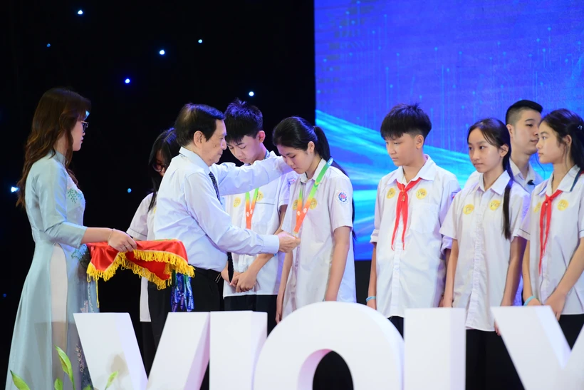 Ban tổ chức trao giải cho các thí sinh. (Ảnh: PV/Vietnam+) Ban tổ chức trao giải cho các thí sinh. (Ảnh: PV/Vietnam+)