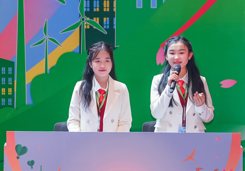 Hai học sinh đội Đại sứ xanh trong vòng thi chung kết. (Ảnh: PV/Vietnam+)