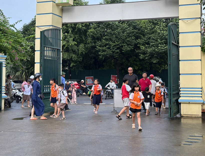 Học sinh Hà Nội trở lại trường sau hai ngày nghỉ vì bão số 11. (Ảnh: PV/Vietnam+)