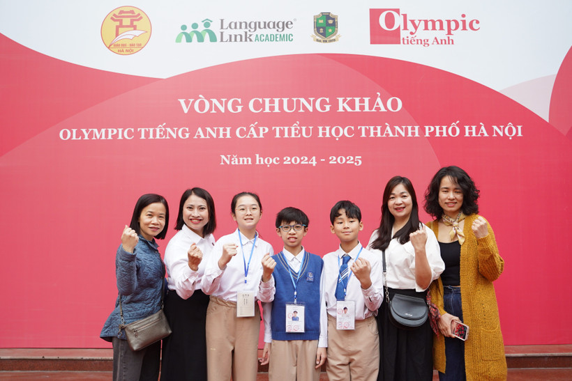 Thí sinh hào hứng chụp ảnh trước khi diễn ra cuộc thi. (Ảnh: PV/Vietnam+).