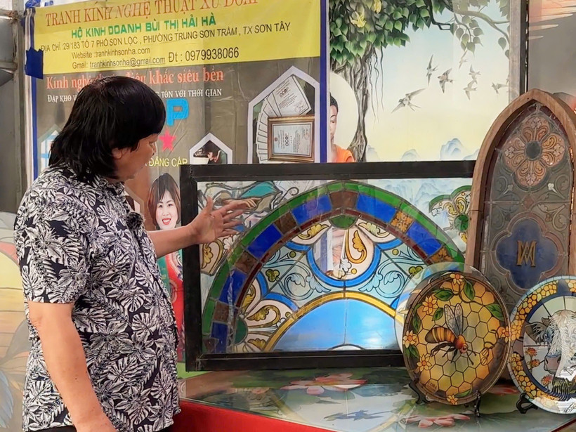 Nghệ nhân Phạm Hồng Vinh đã dành hơn 30 năm theo đuổi, phát triển tranh kính (Ảnh: Minh Ngọc).