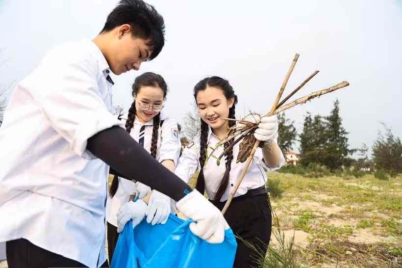 Giới trẻ hưởng ứng tham gia hoạt động dọn dẹp vệ sinh, bảo vệ môi trường. (Ảnh: BTC)