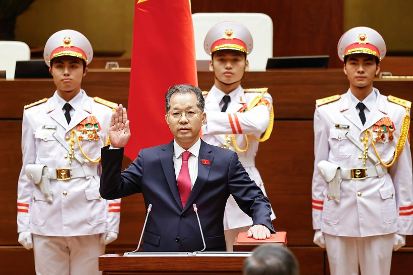 Chánh án Tòa án nhân dân Tối cao Nguyễn Văn Quảng tuyên thệ. (Ảnh: Doãn Tấn/TTXVN)