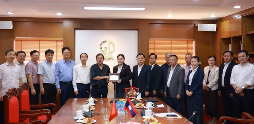 Nhà xuất bản Giáo dục Việt Nam chụp ảnh lưu niệm cùng đoàn công tác Lào. (Ảnh: Vietnam+)