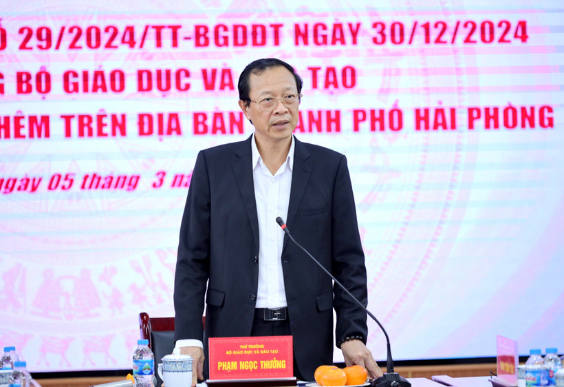 Thứ trưởng Bộ Giáo dục và Đào tạo Phạm Ngọc Thưởng chỉ đạo dứt khoát làm tốt dạy học chính khoá. (Ảnh: Bộ GD-ĐT)