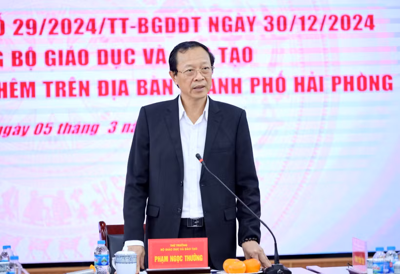 Thứ trưởng Bộ Giáo dục và Đào tạo Phạm Ngọc Thưởng chỉ đạo dứt khoát làm tốt dạy học chính khoá. (Ảnh: Bộ GD-ĐT)