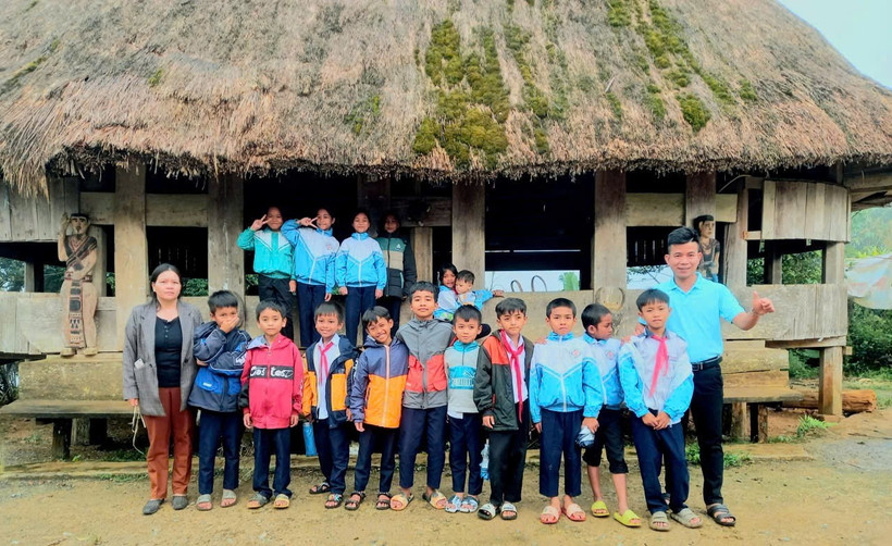 Dẫn học sinh đi trải nghiệm tìm hiểu văn hóa địa phương của đồng bào Cơtu. (Ảnh: NVCC)