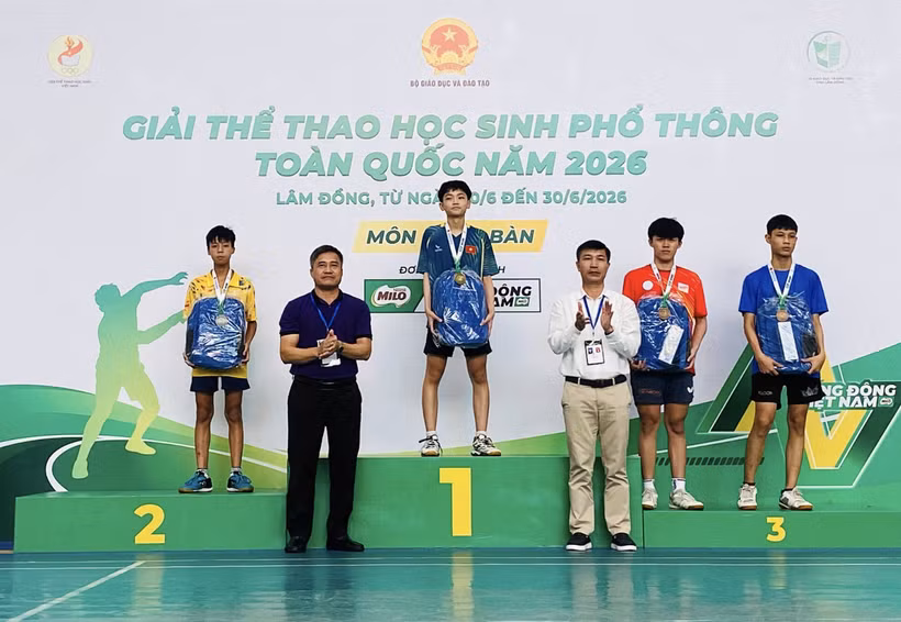 Ban tổ chức trao giải cho các học sinh ở môn bóng bàn, trong đó học sinh Hà Nội giành huy chương Bạc. (Ảnh: Vietnam+)