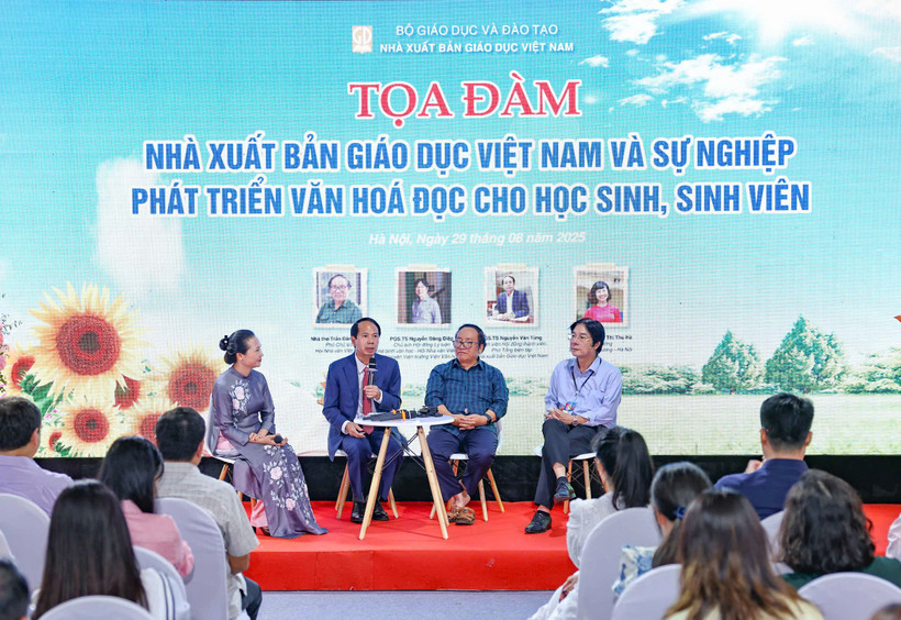 Tọa đàm nhằm phát triển văn hóa đọc trong học sinh, sinh viên. (Ảnh: Thanh Tùng/TTXVN)