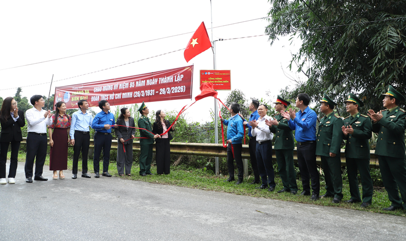 Khánh thành Công trình “Thắp sáng đường biên” dài 3 km với 70 đèn năng lượng mặt trời được lắp đặt tại thôn Hà Trai, xã Sơn Kim 1. (Ảnh: BTC)