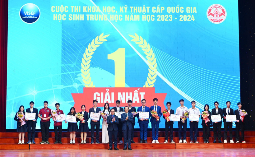 Bộ Giáo dục và Đào tạo trao giải cho các học sinh đoạt giải nhất cuộc thi năm học 2023-2024. (Ảnh: Bộ GD-ĐT)