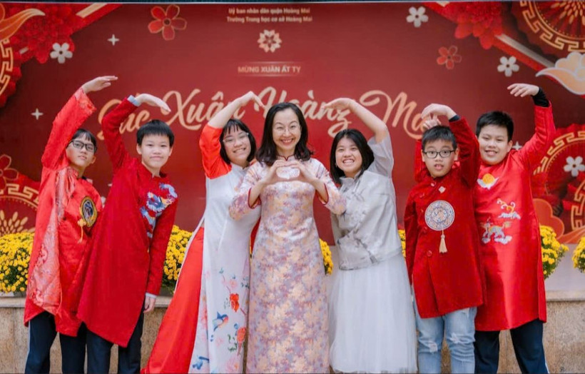 Cô Ngô Thu Mỹ và các học trò. (Ảnh: NVCC/Vietnam+)