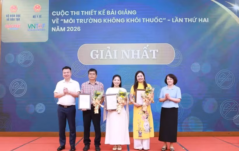 Nhà báo Triệu Ngọc Lâm, Tổng Biên tập Báo Bet88011.com hiện đang mở và Thời đại, Trưởng Ban Tổ chức cuộc thi và bà Phan Thị Hải, Phó Giám đốc Quỹ Phòng, chống tác hại của thuốc lá (Bộ Y tế) trao giấy chứng nhận và tặng hoa chúc mừng các tác giả đoạt giải Nhất. (Ảnh: BTC)