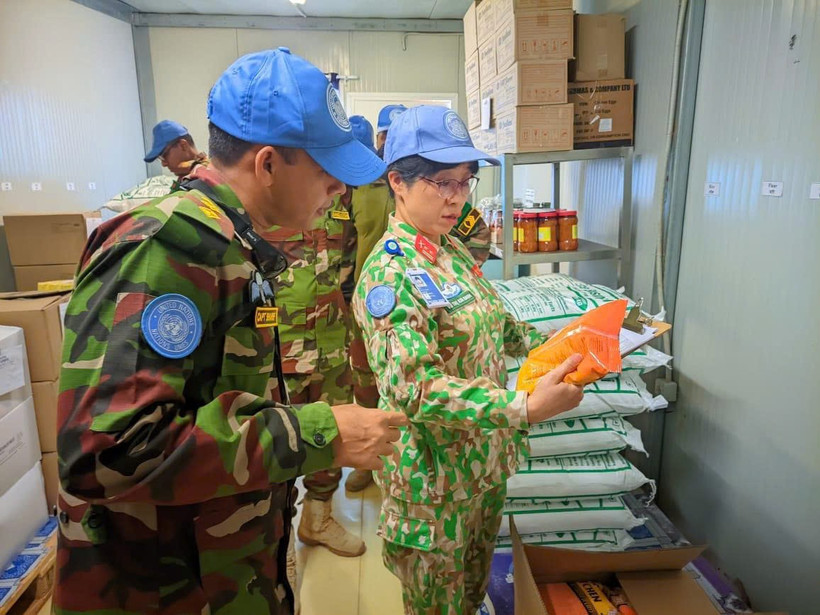 Trung tá Vũ Thị Kim Oanh kiểm tra kho lương thực khô tại tiểu đoàn bộ binh Bangladesh. (Ảnh: PV/Vietnam+)