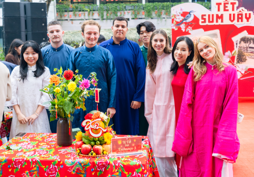 Các sinh viên quốc tế tại Trường Đại học Ngoại thương trong phần thi bày mâm ngũ quả. (Ảnh: PV/Vietnam+)