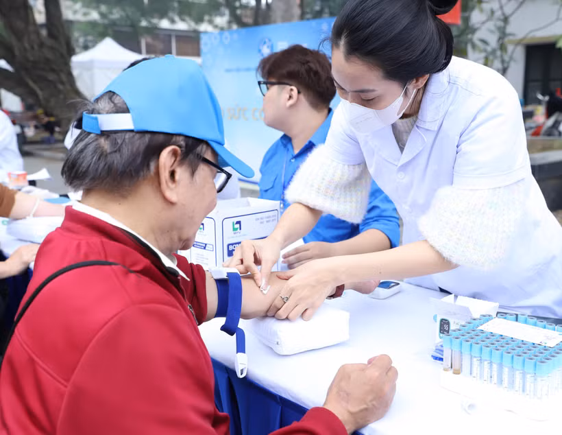 Các thầy thuốc trẻ khám bệnh miễn phí cho người dân. (Ảnh: PV/Vietnam+)