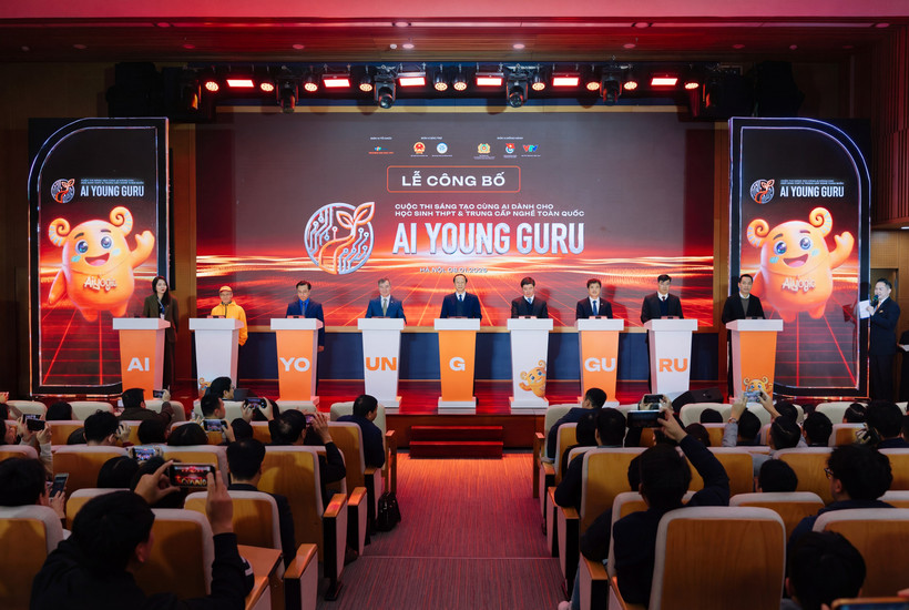 Ban tổ chức và các đại biểu thực hiện nghi thức khởi động cuộc thi. (Ảnh: PV/Vietnam+)