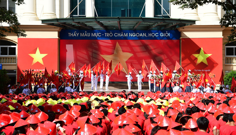 Học sinh Trường Trung học cơ sở Hoàng Mai (Hà Nội) chào mừng 80 năm Quốc khánh. (Ảnh: NTCC)