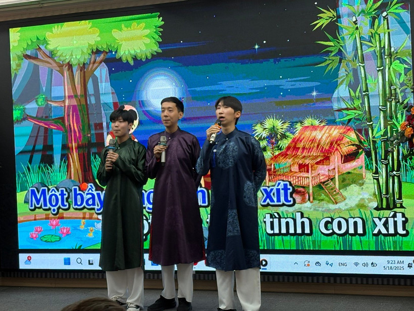 Các sinh viên nước ngoài của Trường Đại học Ngoại ngữ biểu diễn bài Trống cơm. (Ảnh: PV/Vietnam+)