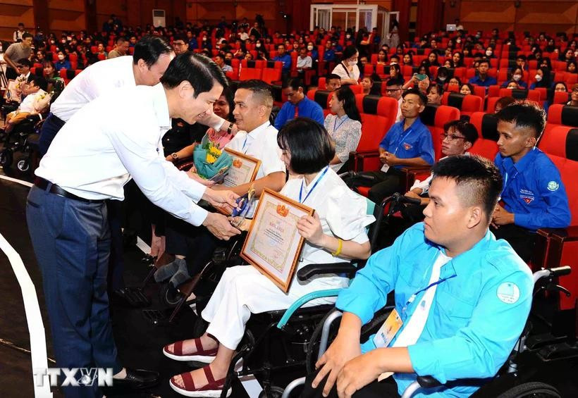 Ban tổ chức tặng các đại biểu tham gia chương trình Toả sáng nghị lực Việt năm 2022. (Ảnh: TTXVN)