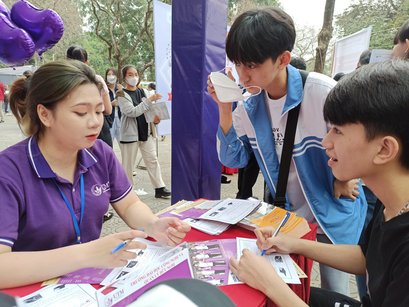 Thí sinh tham gia chương trình tư vấn tuyển sinh của các trường đại học. (Ảnh: PV/Vietnam+)