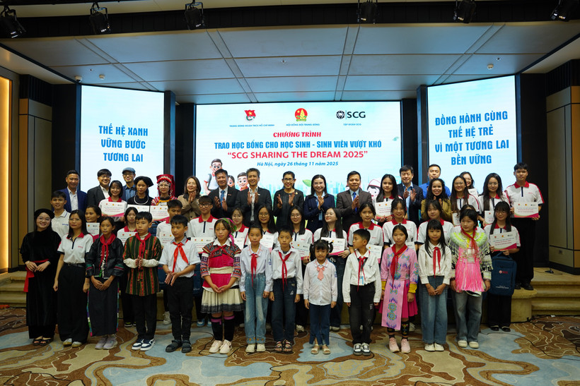 Ban tổ chức trao học bổng cho các em học sinh. (Ảnh: BTC)