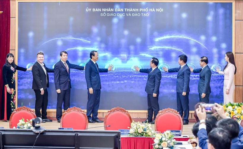 Các đại biểu thực hiện nghi thức kích thức kích hoạt "Tháng tự học ngoại ngữ" năm 2025. (Ảnh: Sở GD-ĐT Hà Nội)