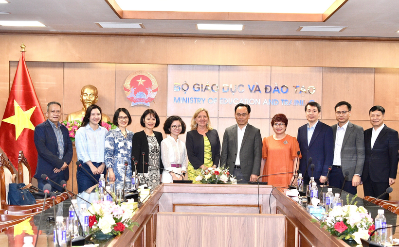 Hai bên chụp ảnh tại sự kiện (Ảnh: Bộ GD-ĐT)