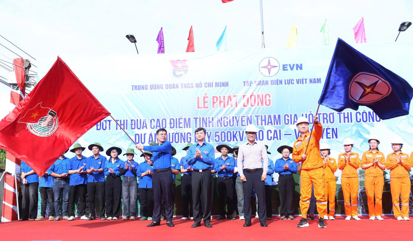 Lễ phát động nhằm tạo khí thế thi đua sôi nổi trong việc triển khai các phần việc, hoạt động tình nguyện giúp đẩy nhanh tiến độ dự án. (Ảnh: PV/Vietnam+)