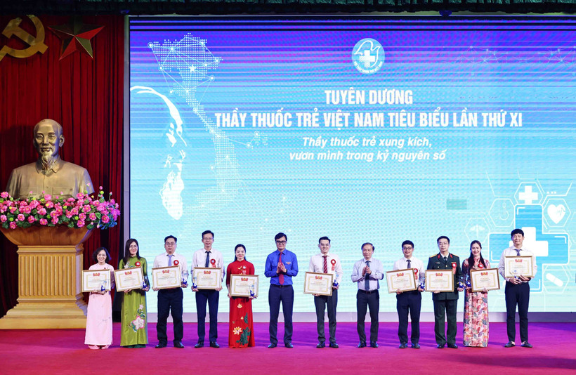 Ban tổ chức trao giải thưởng Thầy thuốc trẻ Việt Nam tiêu biểu cho các cá nhân. (Ảnh: Minh Đức/TTXVN)