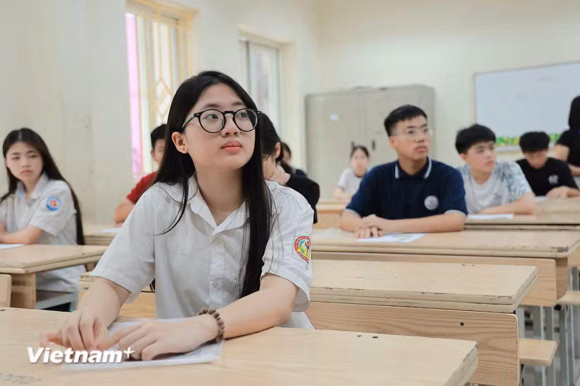 Thí sinh Hà Nội làm thủ tục dự thi lớp 10. (Ảnh: Hoài Nam/Vietnam+)