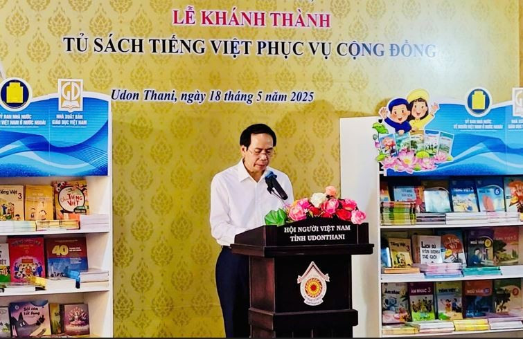 Phó Giáo sư-Tiến sỹ Nguyễn Văn Tùng, Phó Tổng Biên tập Nhà xuất bản Giáo dục Việt Nam phát biểu tại lễ trao tặng tủ sách tại Thái Lan. (Ảnh: PV/Vietnam+)
