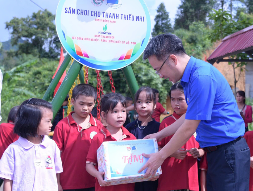 Bí thư Trung ương Đoàn, Chủ tịch Trung ương Hội Liên hiệp thanh niên Việt Nam Nguyễn Tường Lâm trao quà cho các em học sinh. (Ảnh: PV/Vietnam+)