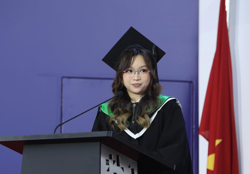 Võ Thanh Hoàng Anh phát biểu trong lễ tốt nghiệp. (Ảnh: ĐH RMIT)