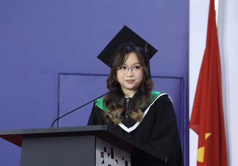 Võ Thanh Hoàng Anh phát biểu trong lễ tốt nghiệp. (Ảnh: ĐH RMIT)