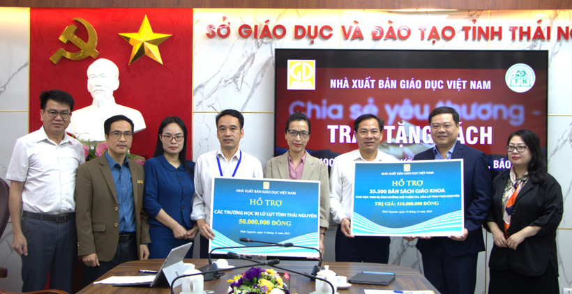 Ông Nguyễn Mạnh Hùng – Thành viên Hội đồng Thành viên Nhà xuất bản Giáo dục Việt Nam (thứ hai từ phải qua) trao hỗ trợ cho Sở Giáo dục và Đào tạo tỉnh Thái Nguyên. (Ảnh: Khánh An/Vietnam+)