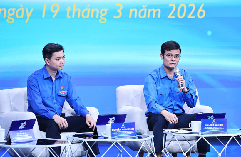  Bí thư Thứ nhất Trung ương Đoàn Bùi Quang Huy trả lời các câu hỏi tại diễn đàn. (Ảnh: Minh Đức/TTXVN)