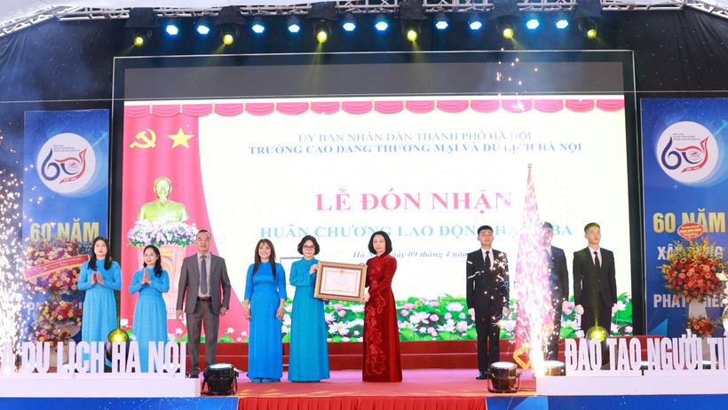Trường Cao đẳng Thương mại và Du lịch Hà Nội nhận Huân chương Lao động hạng Ba. (Ảnh: PV/Vietnam+).
