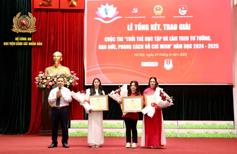 Ban tổ chức trao giải cho các cá nhân. (Ảnh: PV/Vietnam+)