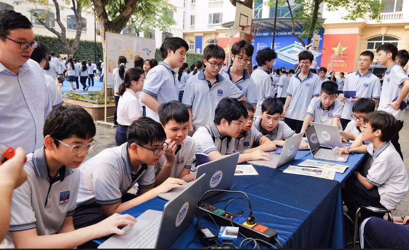 Dạy và học trong kỷ nguyên AI: Làm sao để “cạnh tranh” với trí tuệ nhân tạo? Công nghệ số đang trở thành một phần của giáo dục hiện đại. (Ảnh: Vietnam+)