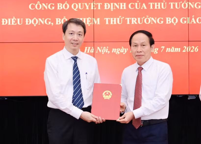 Phó Thủ tướng Lê Tiến Châu trao quyết định bổ nhiệm Thứ trưởng Bộ Giáo dục và Đào tạo cho ông Phạm Quang Hưng. (Ảnh: Bộ GD-ĐT)