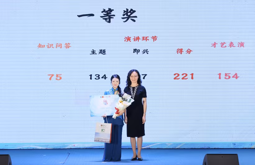 Em Đỗ Tuệ Anh, học sinh Trường Trung học phổ thông chuyên Chu Văn An, tỉnh Lạng Sơn nhận giải Nhất của cuộc thi. (Ảnh: PV/Vietnam+)